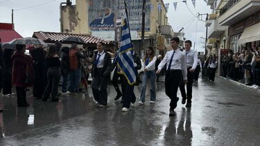 Δήμος Βιάννου: Οι μαθητές παρέλασαν καταχειροκροτούμενοι υπό βροχή, σκορπώντας ρίγη συγκίνησης και υπερηφάνειας