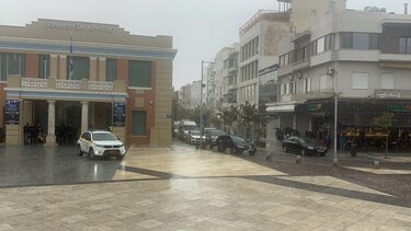 “Άνοιξαν” οι ουρανοί στο Ηράκλειο – Εθνική γιορτή με καταιγίδες και άδειους δρόμους