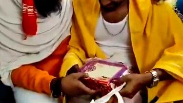 Δώρο-έκπληξη στον γάμο: Ο γαμπρός άνοιξε το κουτί και… βρέθηκε μπροστά σε φίδι 