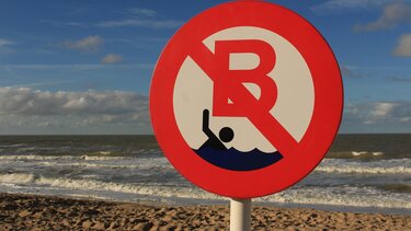 Χανιά: Απαγόρευση κολύμβησης μετά τη διαρροή λυμάτων, στην παραλία Κουμ Καπί