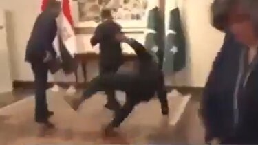 Η εντυπωσιακή πτώση του Πακιστανού ΥΠΕΞ στη συνάντηση των διαμεσολαβητών στο Ισλαμαμπάντ - Βίντεο