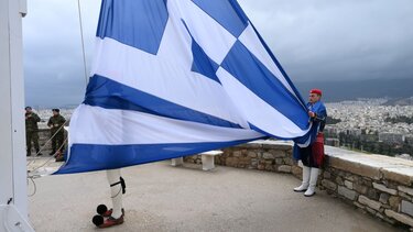 Με λαμπρότητα οι εορτασμοί της 25ης Μαρτίου - Η γαλανόλευκη σκέπασε τον Ιερό Βράχο της Ακρόπολης