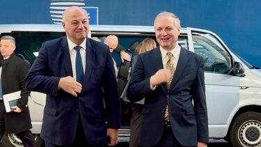 Κώστας Τσιάρας, Βρυξέλλες