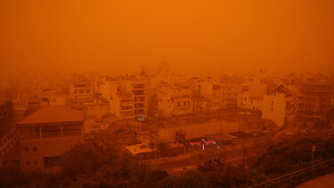 Αεροδρόμιο «Ν. Καζαντζάκης»: Μόλις στα 200 μέτρα η ορατότητα λόγω της αφρικανικής σκόνης!