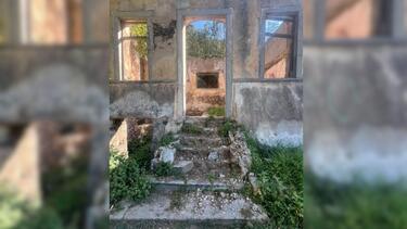 Αρρεναγωγείο Βραχασίου, Σκαλοπάτια