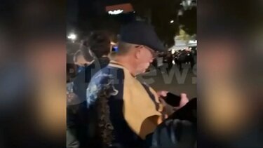 Ο "Τζέιμς Μποντ" στη Γλυφάδα: Ο Ντάνιελ Κρεγκ παρακολούθησε την περιφορά του Επιταφίου στον Άγιο Κωνσταντίνο - Βίντεο