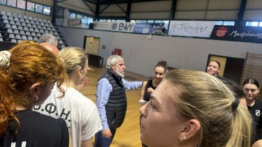 Ο Γιάννης Δανδάλης στην προπόνηση των κοριτσιών του ΟΦΗ: "Πιστεύω πολύ σε εσάς"