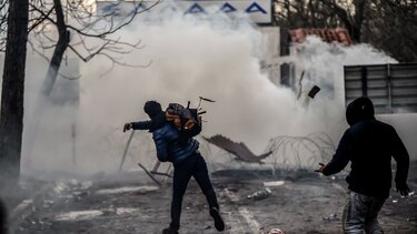 BBC: Η Ελλάδα στρατολογεί μασκοφόρους μετανάστες για επαναπροωθήσεις – Τι απαντά το υπουργείο Προστασίας του Πολίτη