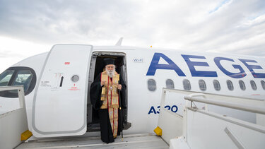 Το Άγιο Φως έφτασε στην Κύπρο από τα Ιεροσόλυμα με ειδική πτήση της AEGEAN