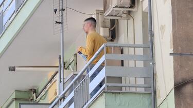 Τέλος στο θρίλερ στη Θεσσαλονίκη: Στο τμήμα ο 20χρονος που πετούσε αντικείμενα από το μπαλκόνι