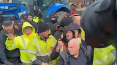 Ιρλανδία: Πέμπτη ημέρα διαδηλώσεων ενάντια στις τιμές των καυσίμων – Μπλόκα σε δυιλιστήριο πετρελαίου και αυτοκινητόδρομους