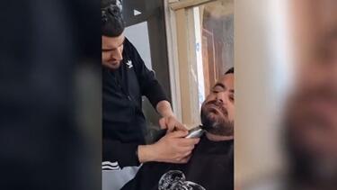 Κούρεμα σε καφενείο, συνοδεία... τσικουδιάς και καλής παρέας!