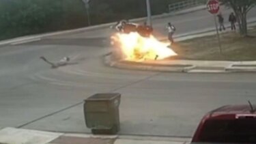 Τρομακτικό βίντεο από τις ΗΠΑ: Μηχανή «σκάει» σε πεζοδρόμιο και εκρήγνυται λίγα μέτρα μακριά από παιδιά