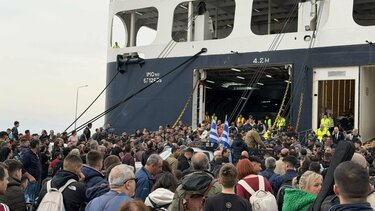Μυτιλήνη: Κτηνοτρόφοι απέκλεισαν το λιμάνι - Εκτός πλοίου 700 επιβάτες