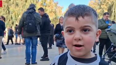 Ο μικρός φίλος του ΟΦΗ τραγουδάει το "Ανάψαμε φωτιά και μεγαλώνει"