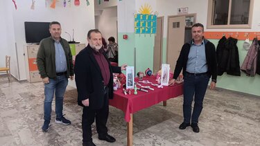 Στο πασχαλινό παζάρι του ΚΔΗΦΑμεΑ “Δικαίωμα στη Ζωή” Δήμου Μινώα Πεδιάδας στο Θραψανό, ο Δήμαρχος Μινώα Πεδιάδας και συνεργάτες του