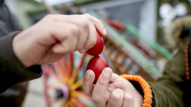 Κόκκινα αυγά: Το έθιμο του τσουγκρίσματος και ο συγκινητικός συμβολισμός