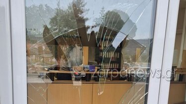 Χανιά: Άγνωστοι έσπασαν το τζάμι πόρτας στο κτήριο της Πολεοδομίας στη Σούδα