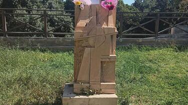 Προτομή, Νίκος Ξυλούρης, Λουλούδια