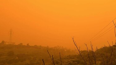 Απόκοσμες εικόνες στην Κρήτη: Κόκκινη και πορτοκαλί ατμόσφαιρα σε όλο το νησί!