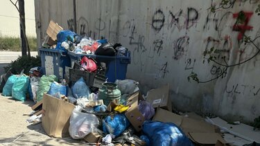 “Ανοίγει” ο καιρός, υπερχειλίζουν οι κάδοι – Μόνιμο το πρόβλημα με τα σκουπίδια”!