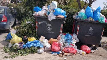 "Πνιγμένοι στα σκουπίδια" στη Θέρισσο