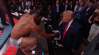 «Είσαι πολύ όμορφος»: Ο Τραμπ μετά το «ναυάγιο» στις συνομιλίες ΗΠΑ-Ιράν πήγε σε αγώνα UFC και μίλησε με αθλητή - Βίντεο