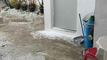 Ο καιρός τρελάθηκε: Η Κρήτη της ζέστης και του χαλαζιού - Σε απόγνωση ξανά οι παραγωγοί