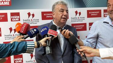 Αρναουτάκης, Συνέδριο, Economist
