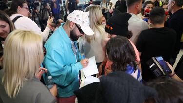 Eurovision 2026: Θερμή υποδοχή για τον Akyla και την ελληνική αποστολή στην Αθήνα
