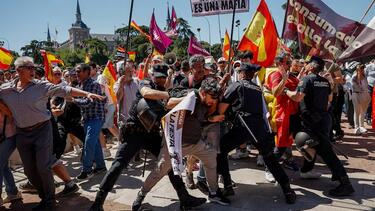 Ισπανία: Χιλιάδες διαδηλωτές ζητούν την παραίτηση του Σάντσεθ στην Ισπανία
