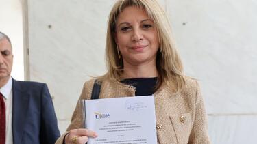 Μαρία Καρυστιανού: Κατέθεσε την ιδρυτική διακήρυξη της «Ελπίδας για τη Δημοκρατία»