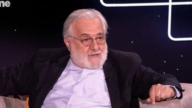 Γιάννης Σμαραγδής: Η ταύτιση ως νέος αριστερός με τον «κλέφτη, μισθοφόρο» Κολοκοτρώνη και η άγνωστη 4ωρη συνάντηση με τον Vangelis 