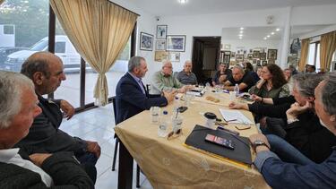 Μανόλης Χνάρης, Κάτοικοι, Συνάντηση
