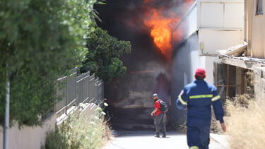 Μεγάλη φωτιά στο Ηράκλειο: Ήχησε το 112, σηκώθηκε ελικόπτερο – Εκτροπή της κυκλοφορίας (Βίντεο)