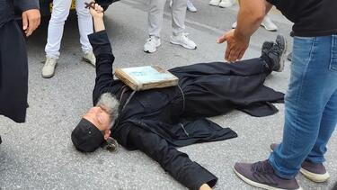 Θεσσαλονίκη: Ρασοφόρος ξάπλωσε στον δρόμο για να διακόψει την πορεία του Pride