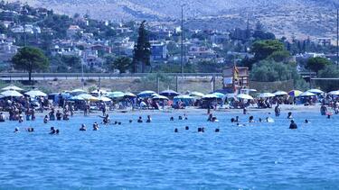 Ανάβυσσος: Ερωτήματα για τη λειτουργία beach bar χωρίς άδεια 