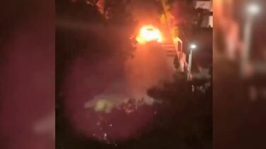 Βούλα: Συγκλονιστικό βίντεο με φλεγόμενο αυτοκίνητο να σπέρνει τον πανικό