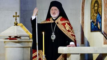  Την προτροπή προς τους ομογενείς μας στις ΗΠΑ να είναι πάντοτε ενωμένοι και να οικοδομούν πάνω στις αυταπόδεικτες αλήθειες της πίστης και της ελευθερίας, οι οποίες αποτελούν θεμέλιο της ζωής μας, της δημοκρατίας μας και, εν τέλει, της ευτυχίας μας, απευθύνει ο Αρχιεπίσκοπος Αμερικής Ελπιδοφόρος στην εγκύκλιό του με αφορμή τη σημερινή ημέρα συμπλήρωσης 250 ετών από τη Διακήρυξη της Ανεξαρτησίας των ΗΠΑ. Σύμφωνα με τον Αρχιεπίσκοπο Αμερικής, η ιστορική αυτή διακήρυξη έθεσε τα θεμέλια για «τη χώρα των 