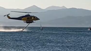 Φωτιά στην Αιγιαλεία: Windsurfer βρέθηκε κοντά σε πυροσβεστικό ελικόπτερο που πραγματοποιούσε υδροληψία