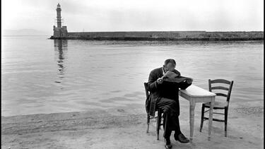 Η εμβληματική έκθεση «3 Δρόμοι: Constantine Manos - Nikos Economopoulos - Enri Canaj» στον Άγιο Νικόλαο