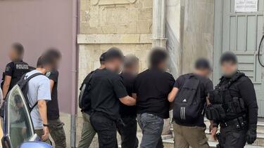 Ηράκλειο: Ενώπιον Εισαγγελέα οι συλληφθέντες για εγκληματική οργάνωση στο Μονοφάτσι - Είχαν στήσει δικό τους «χωριό»