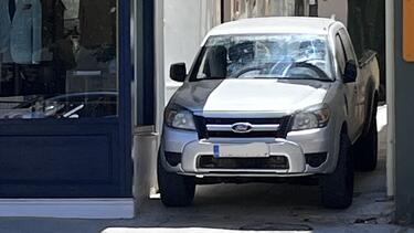 Το παράνομο παρκάρισμα στον πεζόδρομο, λίγα μέτρα δίπλα από τη Λότζια