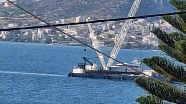 Επιχείρηση μεταφοράς βυθισμένου σκάφους από τη Σαλαμίνα στο Πέραμα