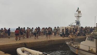 Φωτιά στη Βοιωτία: Η δραματική επιχείρηση διάσωσης πολιτών μέσω θαλάσσης από την Πυροσβεστική