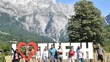 Κρητικοί ορειβάτες στα "Καταραμένα Βουνά" ή "Βαλκανικές Άλπεις"