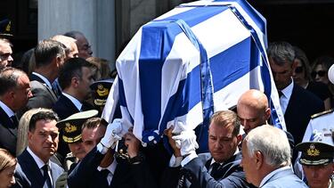 Συγκίνηση στο τελευταίο αντίο στον Γιάννη Βαρβιτσιώτη - Μητσοτάκης: "Μας αφήνεις βαριά κληρονομιά"