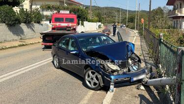 Αυτοκίνητο καρφώθηκε σε κολώνα και την έριξε σε αυλή σπιτιού – Σοκ στο Καστρί