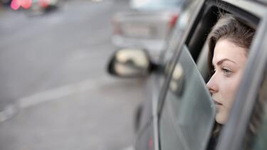 γυναίκα κοιτάει έξω απο το παράθυρο του αυτοκινήτου