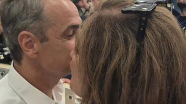 Το φιλί του Κυριάκου στην Ντόρα
